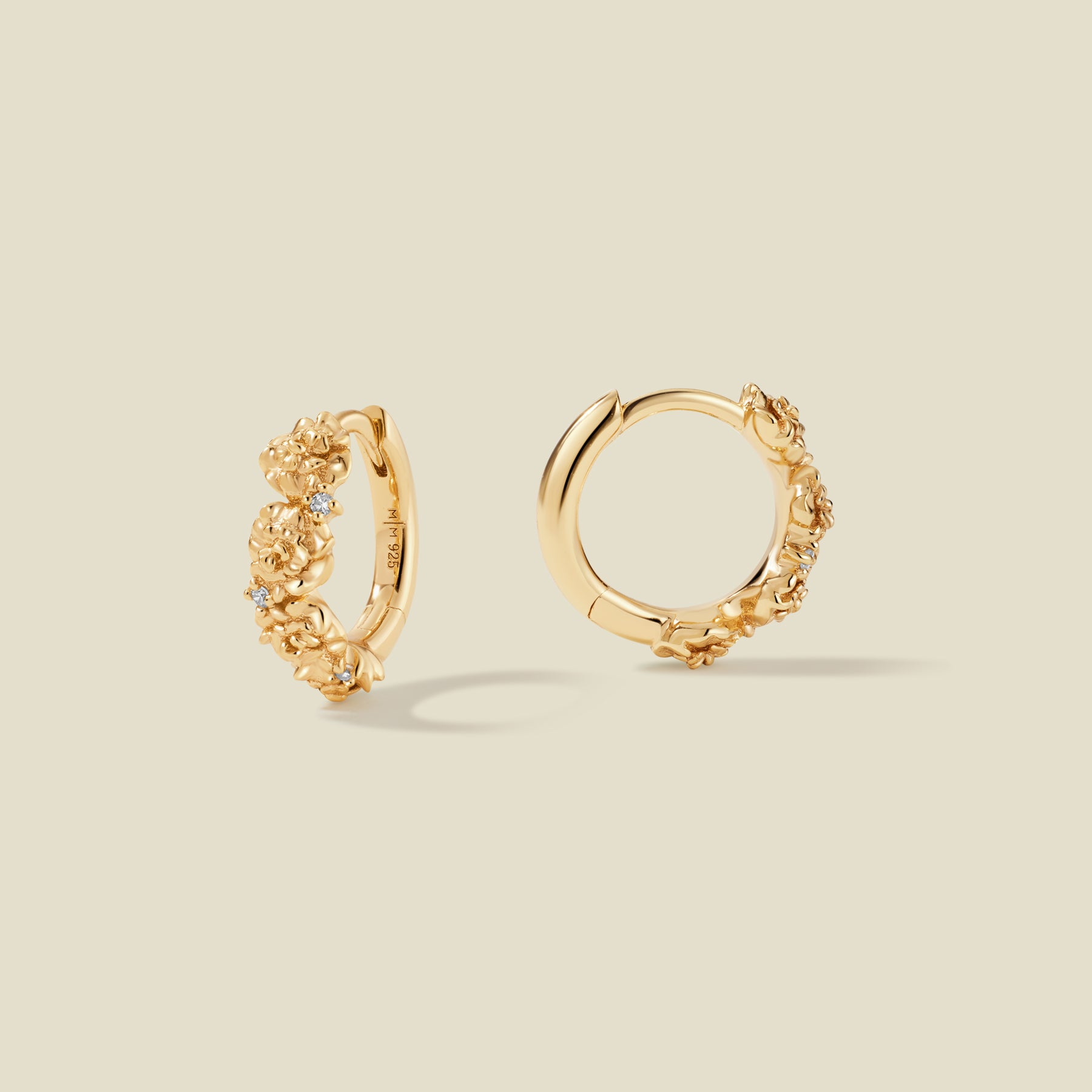 JanuaryCarnationHoopEarrings January CZ Birth Flower Huggie Hoop Earrings - 图片 1