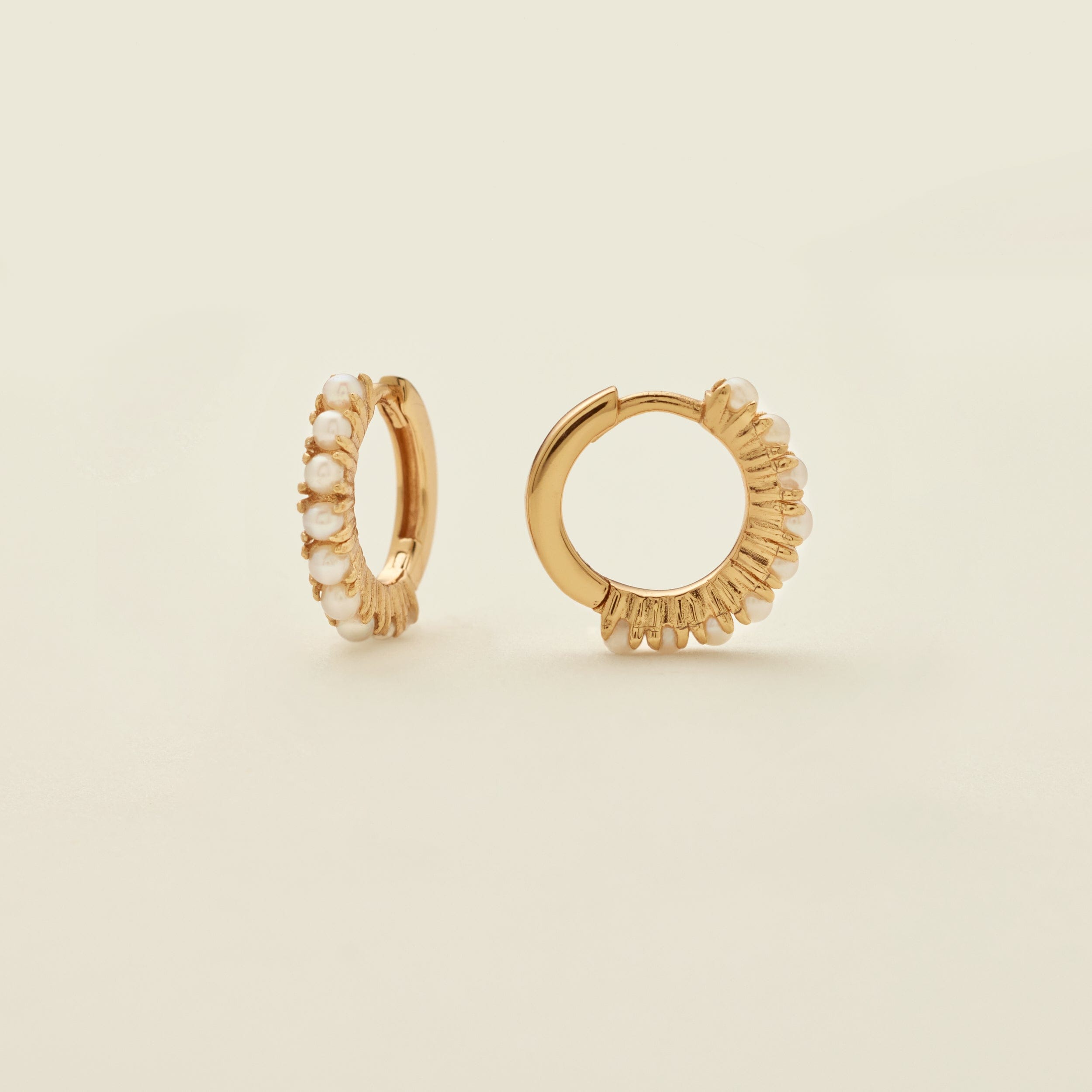 pearl-huggie-hoop-earrings-gold-vermeil-earring-28977737138249 Pearl Huggie Hoop Earrings - 图片 1